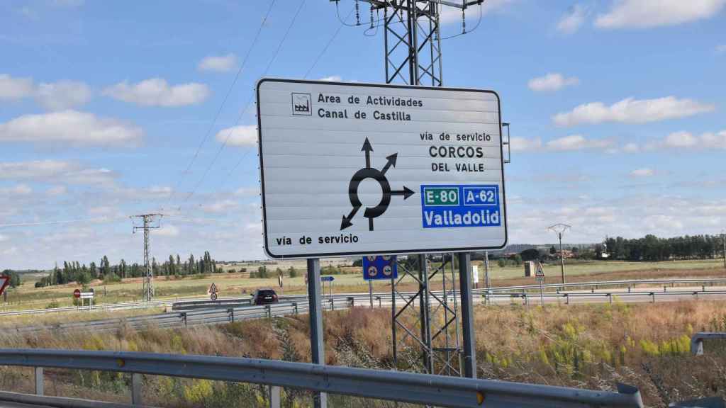 Cartel que anuncia la llegada al Polígono del Canal de Castilla