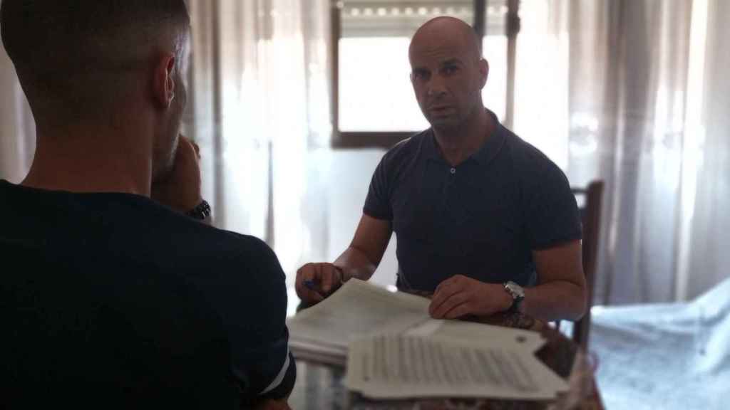 El abogado José Luis López Cano, este lunes,  reunido con su cliente el ciberdelincuente Daniel Molina, repasando las diligencias judiciales.