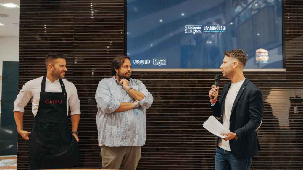 Carlos Catalá (Carnicería Catalá), Salva Martínez (GyF) y Dani Meroño (presentador), en la presentación de la hamburguesa. EE