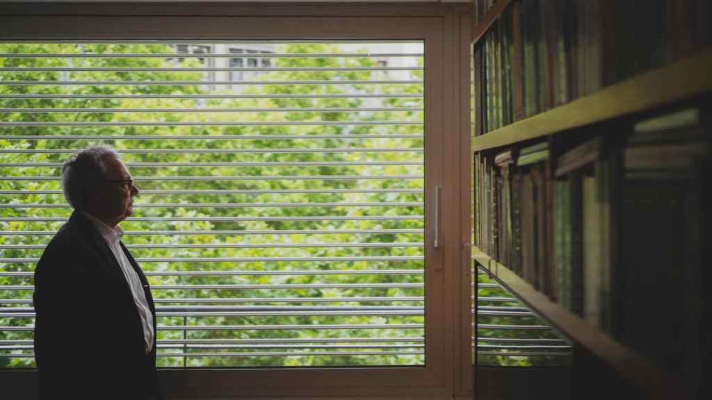 Cándido Paz-Ares, en su biblioteca