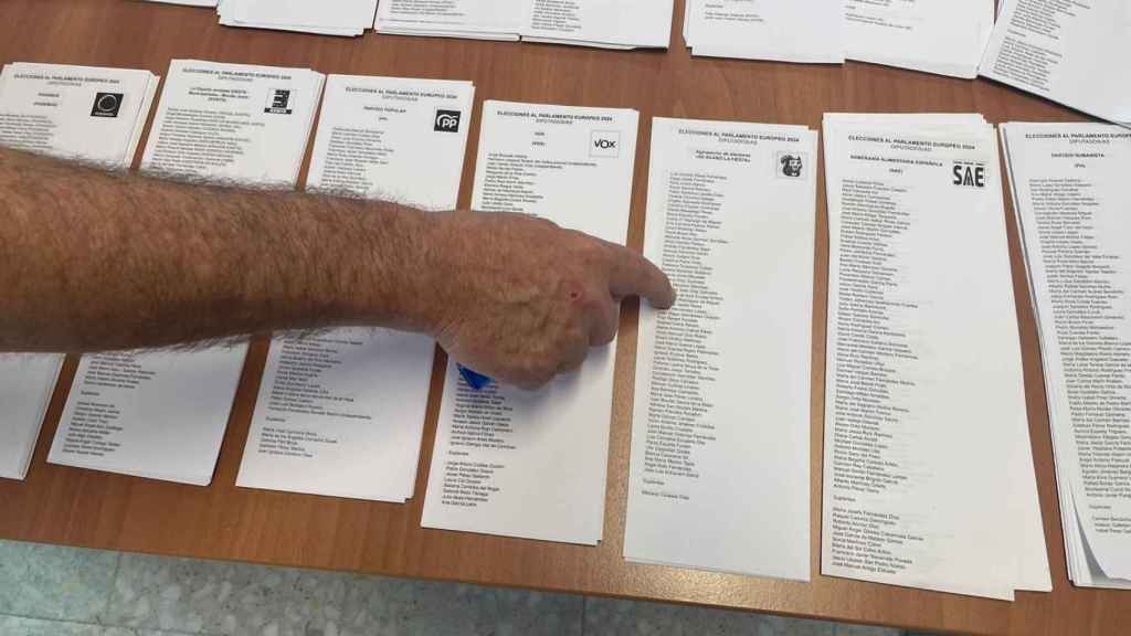 Un vecino señala la papeleta de SALF.