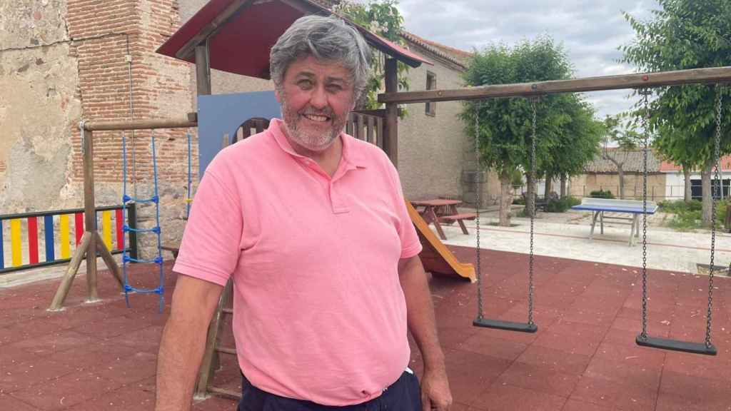 Alejandro Jorge Martín antes los columpios recién reformados.