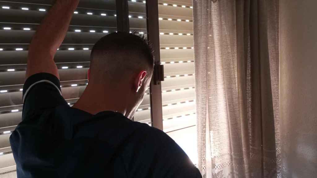 Daniel Molina, apoyado en la venta del piso de un familia, pensativo, ante el horizonte judicial.