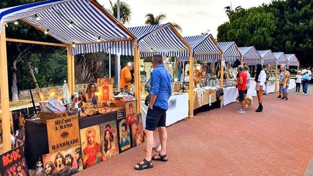 Un puesto de artesanía en un mercadillo callejero.