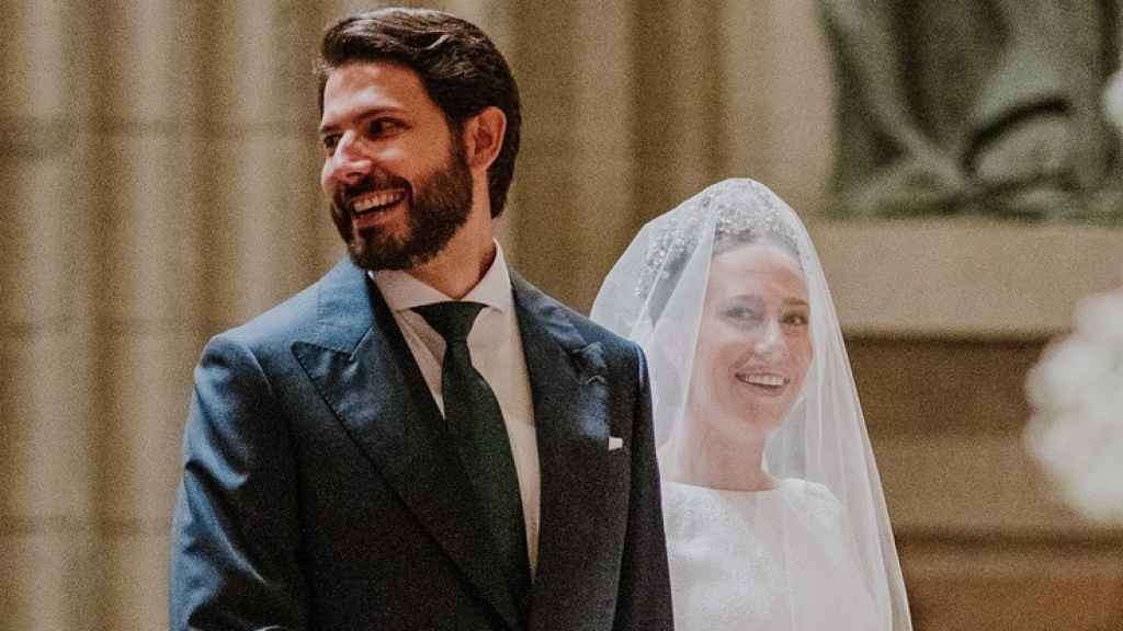 Carola Escámez junto a su flamante marido, Roberto Martín, tras darse el 'sí, quiero'.