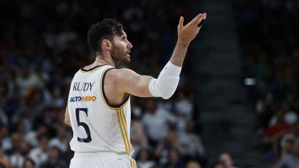 Rudy Fernández celebra un triple frente a UCAM Murcia.