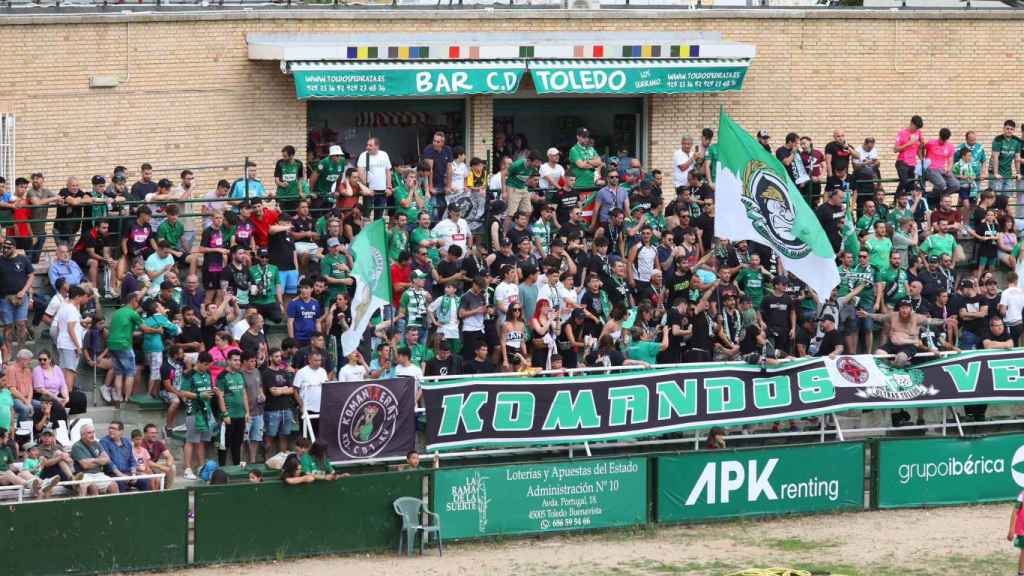 El fondo del estadio Salto del Caballo este domingo durante el partido contra el Quintanar del Rey.