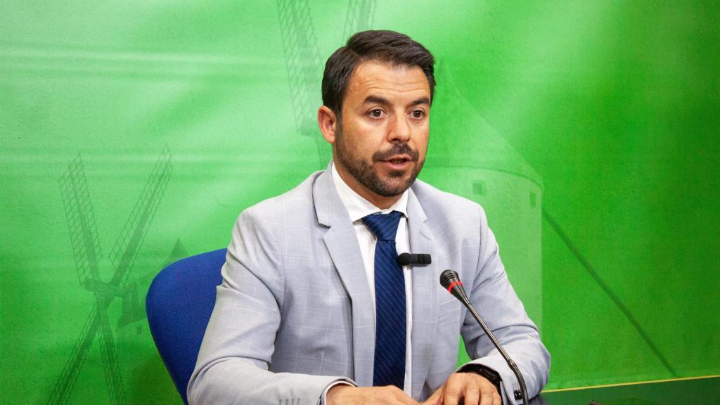 El portavoz de VOX en las Cortes de Castilla-La Mancha, Iván Sánchez, en rueda de prensa.