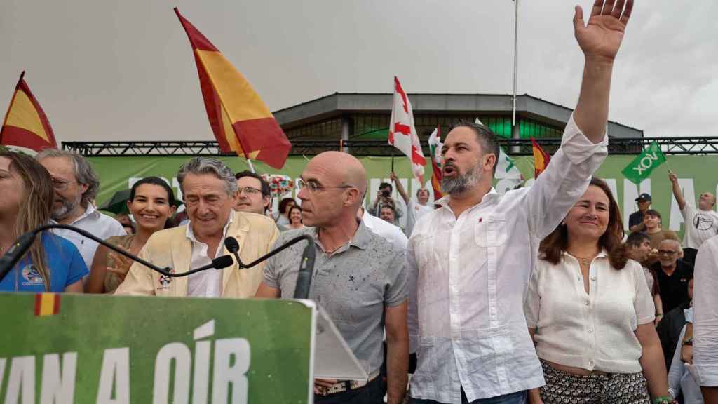 Jorge Buxadé y Santiago Abascal durante un mitin de Vox.
