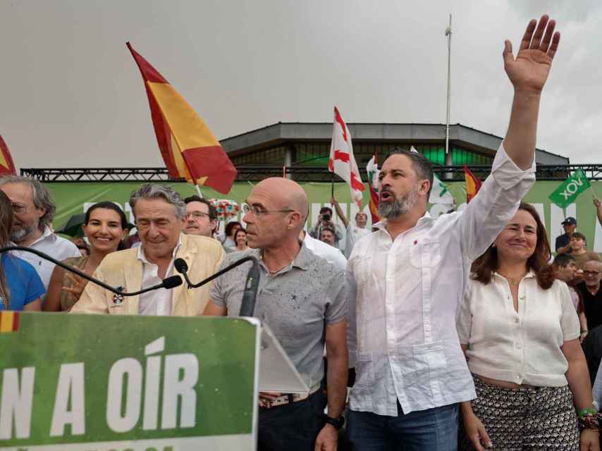 Jorge Buxadé y Santiago Abascal durante un mitin de Vox.