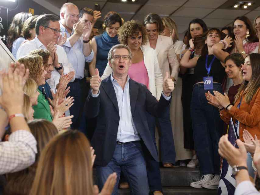 Feijóo y Dolors Montserrat celebran el resultado electoral del 9-J, este domingo en la calle Génova junto al resto del equipo de dirección del PP.