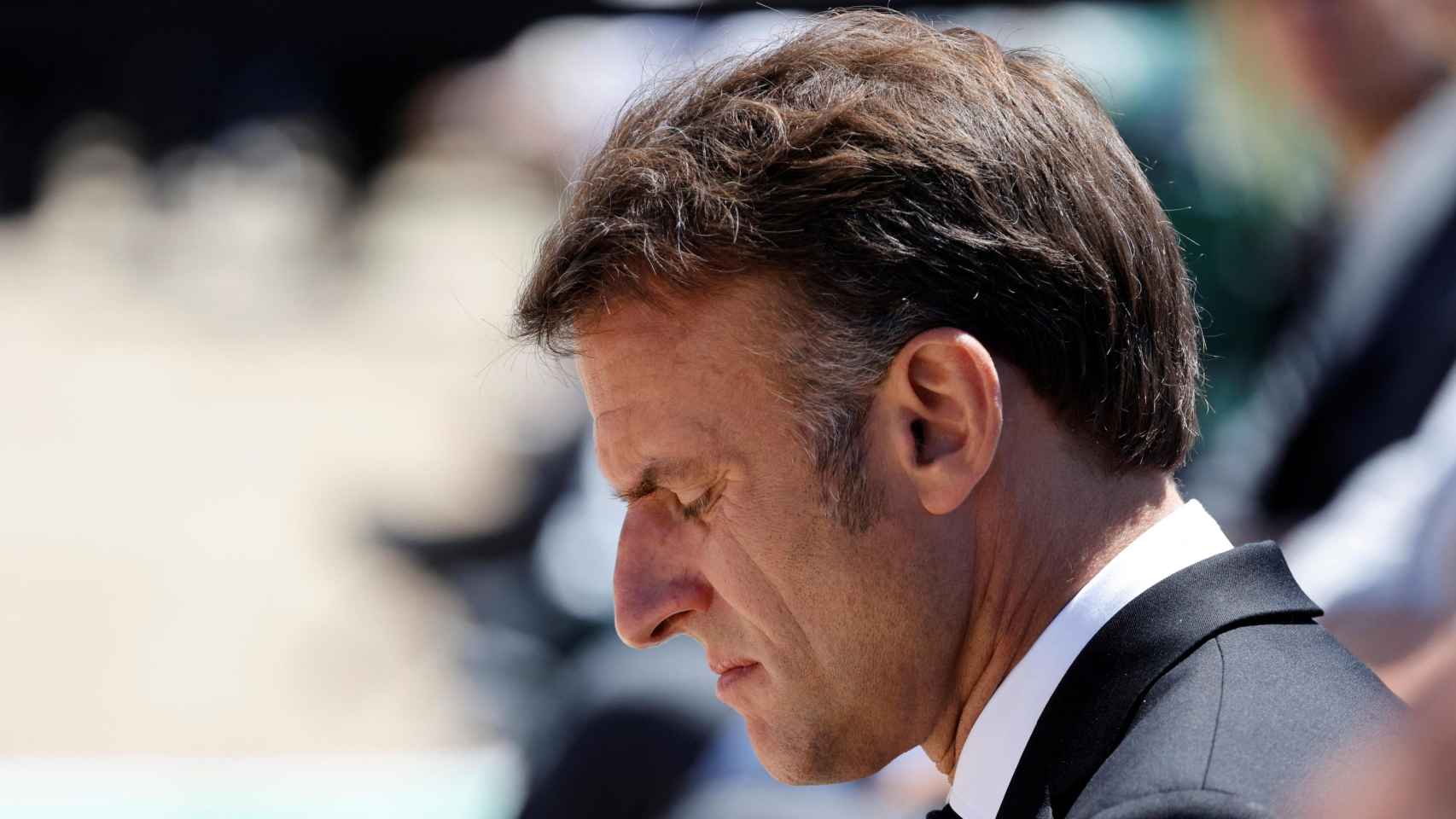 El presidente francés, Emmanuel Macron, asiste a una ceremonia que conmemora el 80º aniversario de la masacre de 643 personas por las fuerzas nazis alemanas, en Oradour-sur-Glane, Francia.