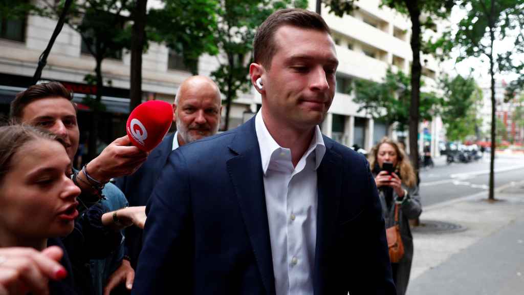 Jordan Bardella, presidente de la Agrupación Nacional, llega este lunes a la sede del partido en París.