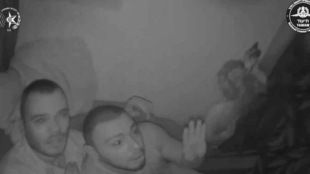 Captura del momento en el que el Ejécito de Israel libera a tres de los rehenes este fin de semana.