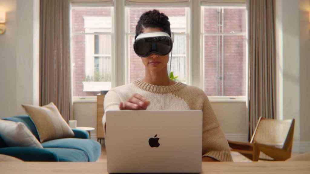 Una persona utilizando Apple Vision Pro.