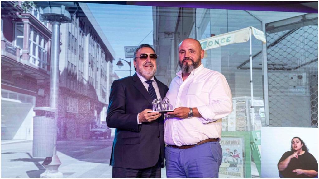 Antonio Javier Lema (dcha) en la gala donde se le hizo entrega de su premio