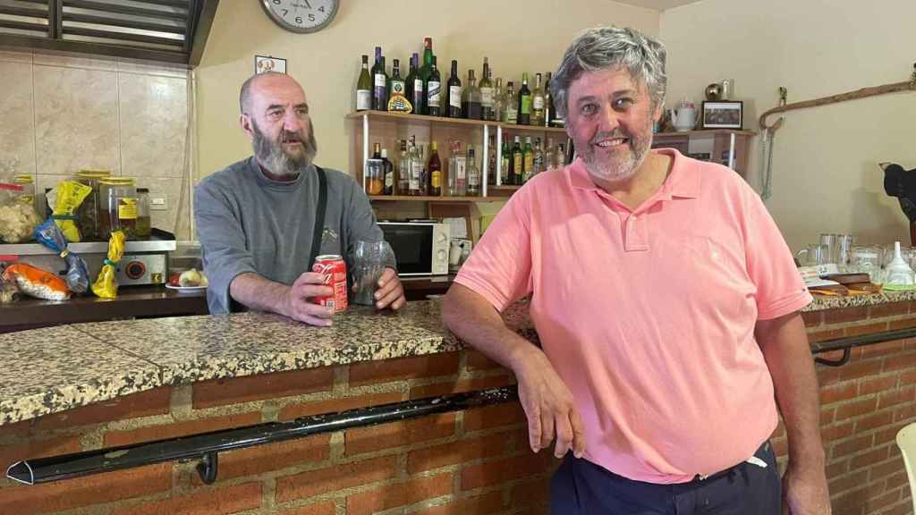 Detrás de la barra, Rafa; delante de la misma, Emilio Jorge Martín, alcalde de Pozanco.