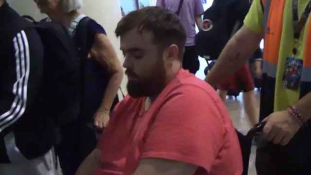 El streamer Ibai Llanos, en silla de ruedas en su regreso a Barcelona.