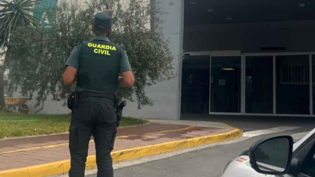 Un agente de la Guardia Civil, frente a las urgencias de Osuna.