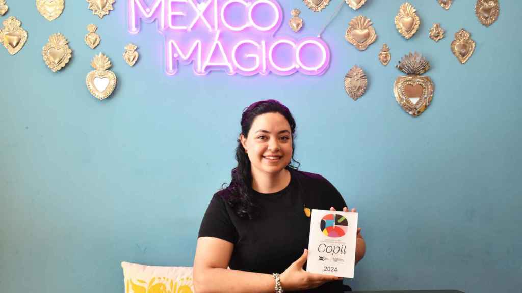 Paulina con el sello Copil en su restaurante