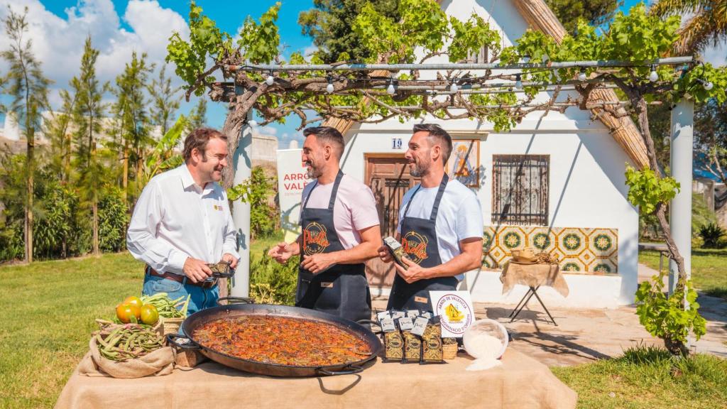 Santos Ruiz (a la izquierda), gerente de la D.O. Arròs de València, junto a los hermanos Montero.