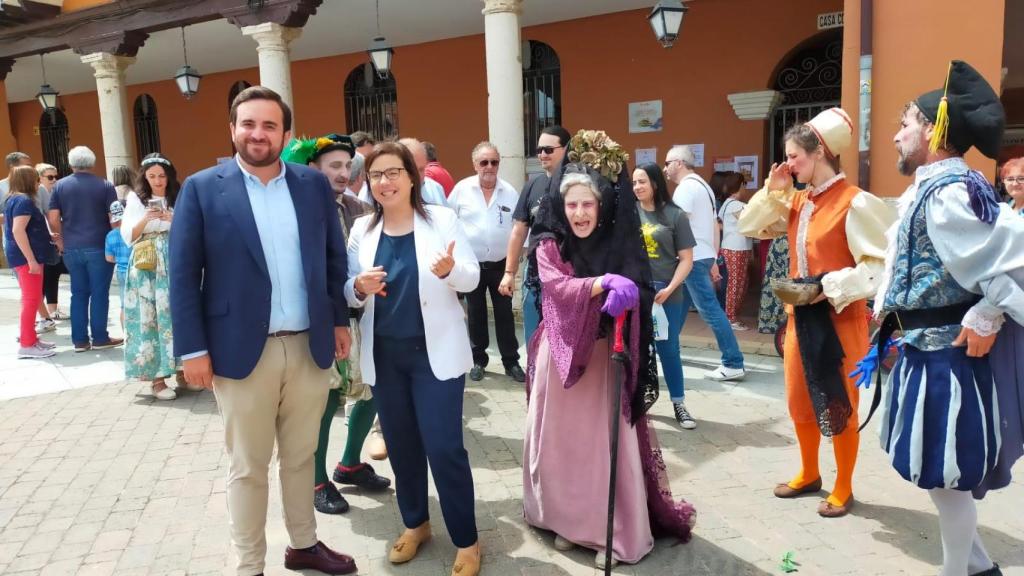 José Ángel Alonso junto a Ana Vázquez en el Mercado Comarcal de Villalón