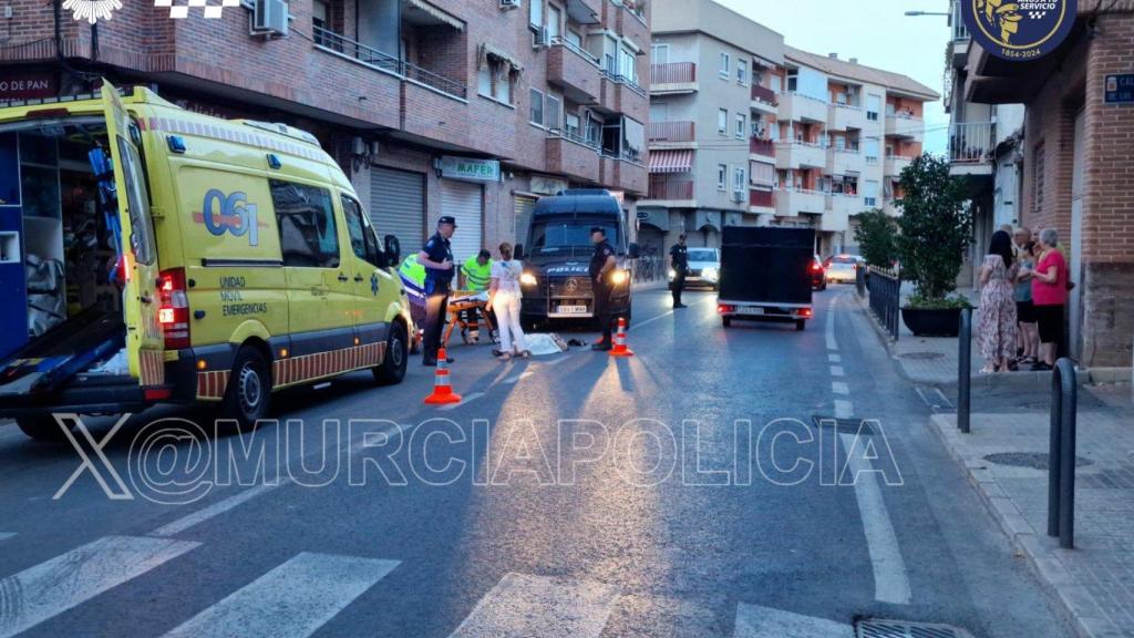 Carmen Lorca, siendo asistida por los sanitarios, en el paso de peatones de la calle Mayor de Torreagüera, después de ser atropellada este domingo a la salida de misa.