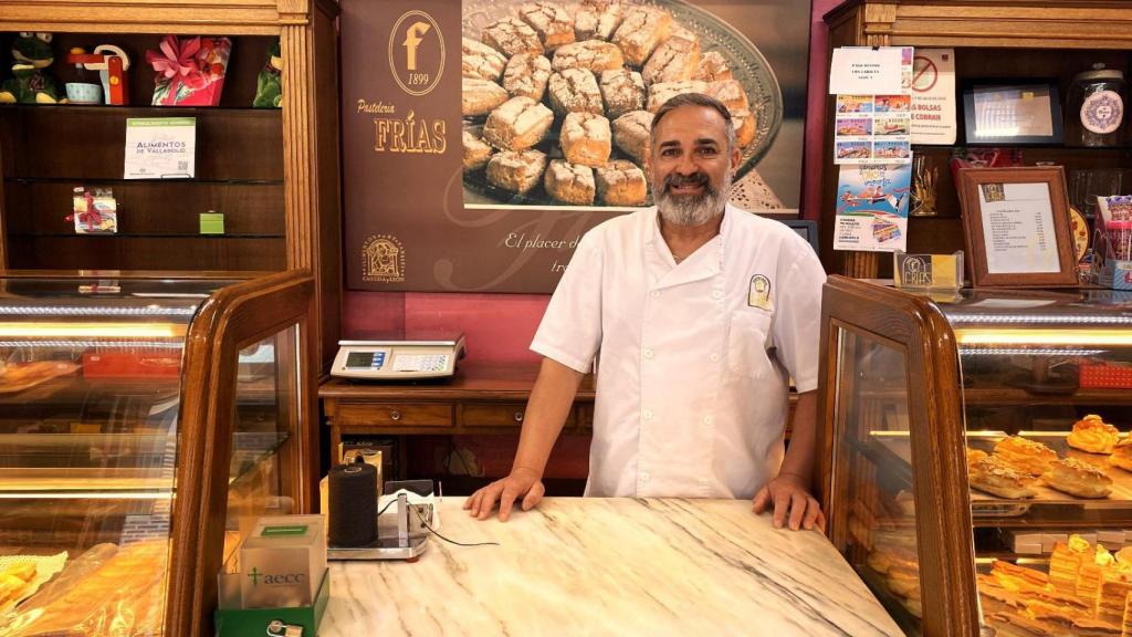 Jesús posa en la Pastelería Frías de Olmedo
