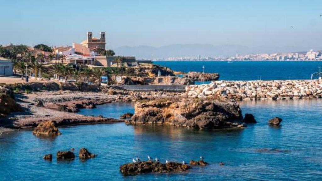 Vista de una de los puntos de costa de Tabarca, en Alicante.