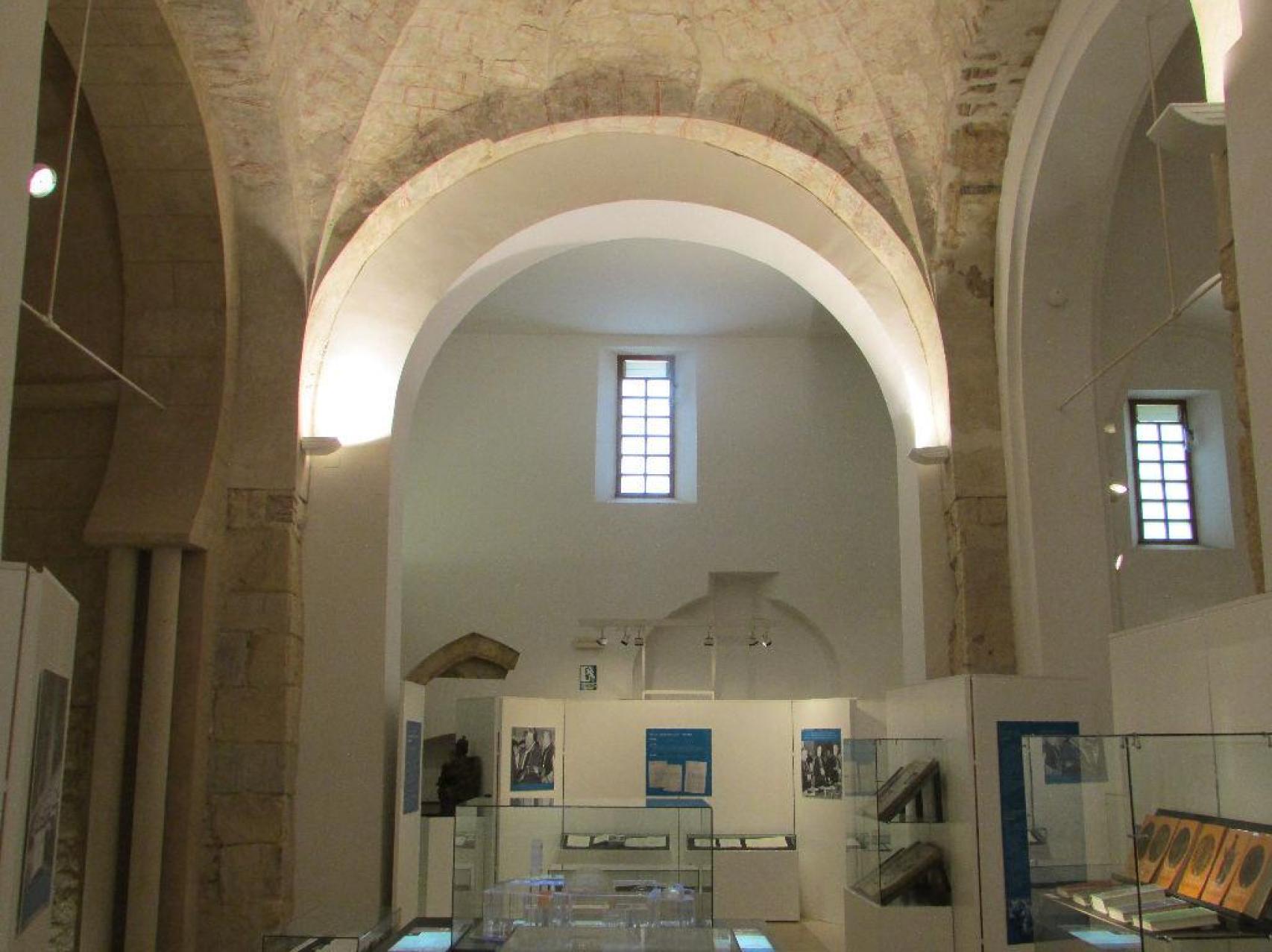 El interior de la iglesia con una exposición