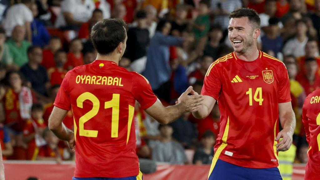 Ozaryabal y Laporte celebran un gol de España anotado ante Irlanda del Norte.