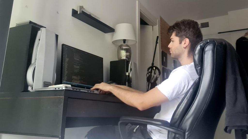 A Marcos le han ofrecido trabajo fijo en la empresa donde ha realizado las prácticas.