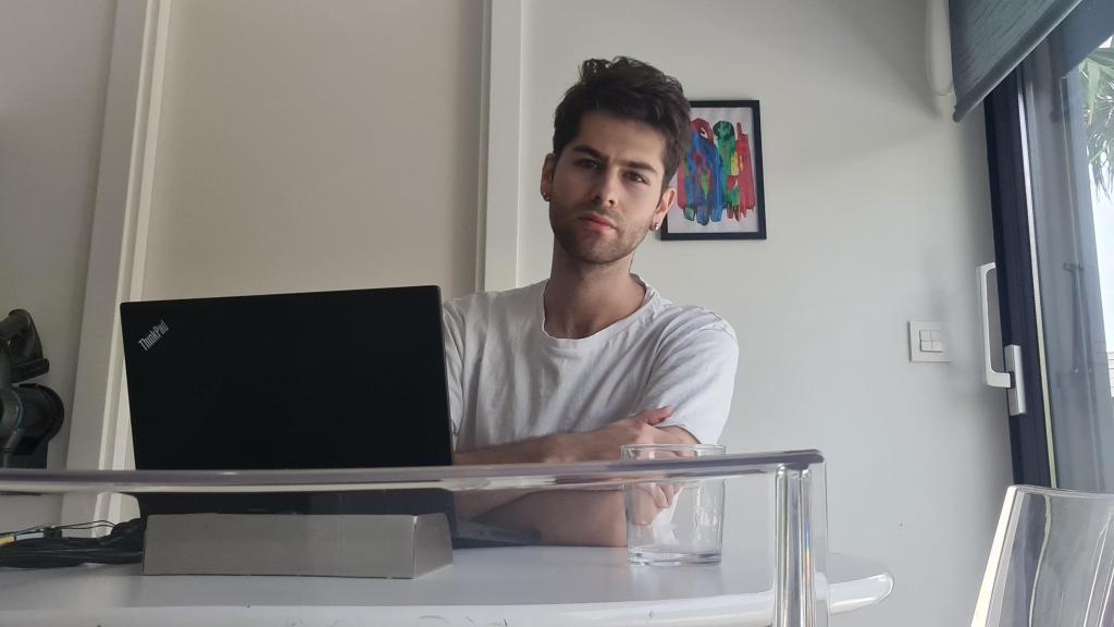 Marcos Fernández de Salamanca, delante de un ordenador.