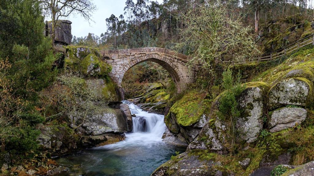 Puente medieval del río Almofrei en Cerdedo-Cotobade.