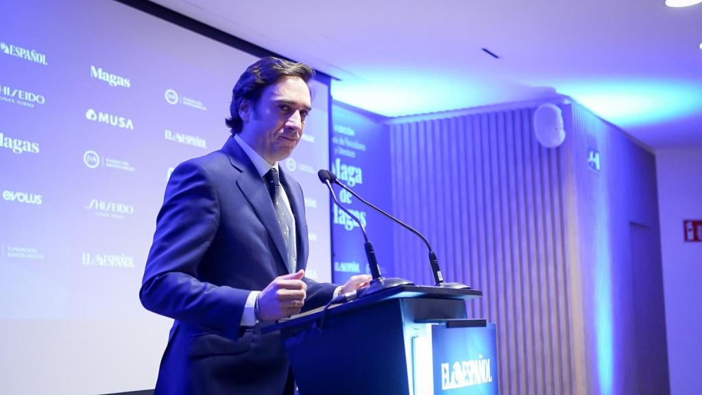 Guillermo Santa Cruz Prego, su hijo, recoge su premio póstumo.