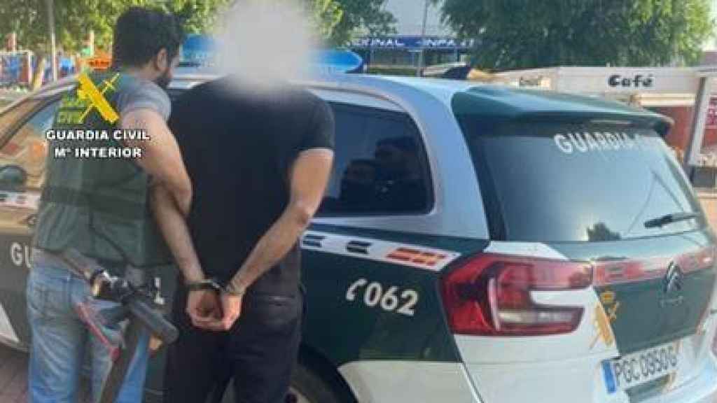 Un agente de la Guardia Civil deteniendo al menor tras el robo en Arroyo de la Encomienda