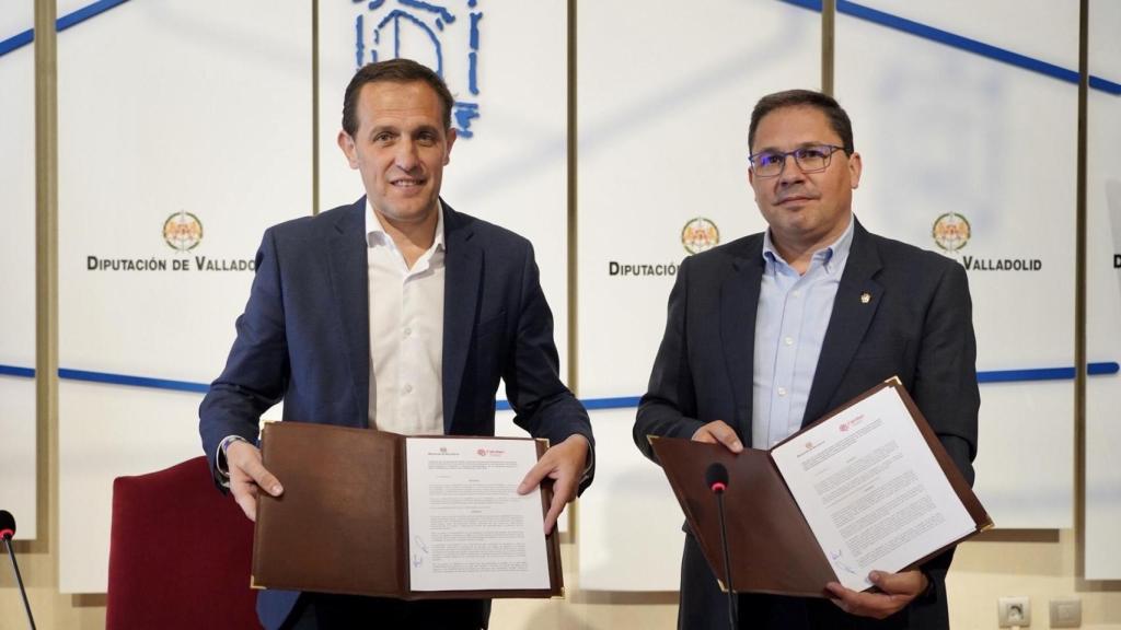 El presidente de la Diputación, Conrado Íscar, renueva con el director de Cáritas Diocesana de Valladolid, Guenther Eduardo Boelhoff, el convenio anual que ambas instituciones mantienen contra la exclusión social.