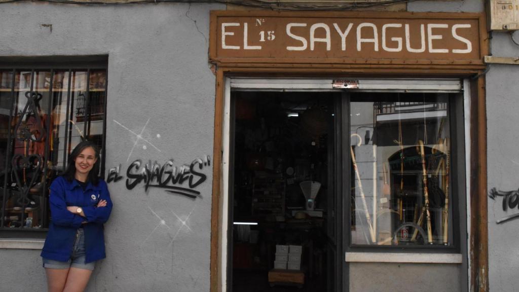 María Miano en la puerta de El Sayagués, en la Costanilla