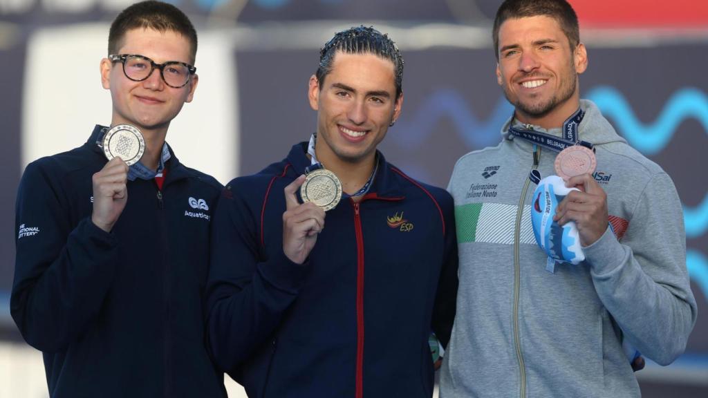 Dennis González posa con la medalla de oro ganada.
