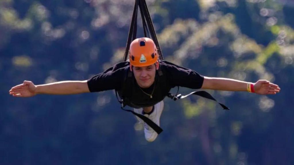 Un joven se lanza en una de las tirolinas de ToroVerde en Puerto Rico.
