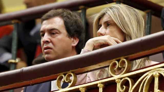 David Sánchez, el hermano del presidente, junto a Begoña Gómez en el pleno de investidura de 2019.