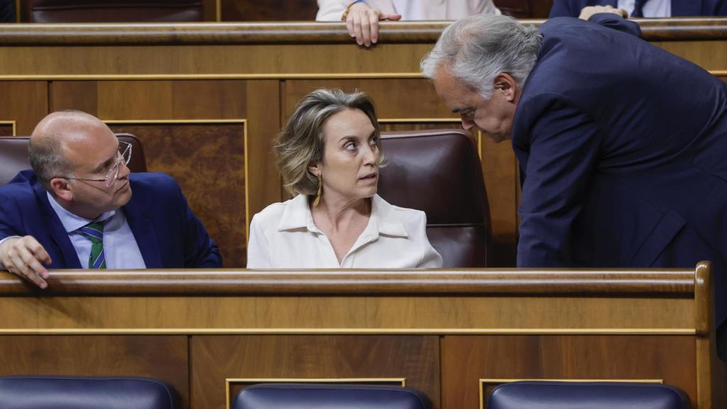 Miguel Tellado, Cuca Gamarra y González Pons, este martes en el Congreso.