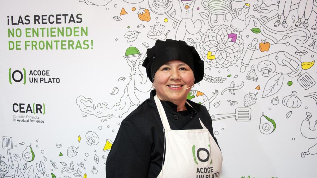 Patricia en la presentación del recetario de Acoge un Plato.
