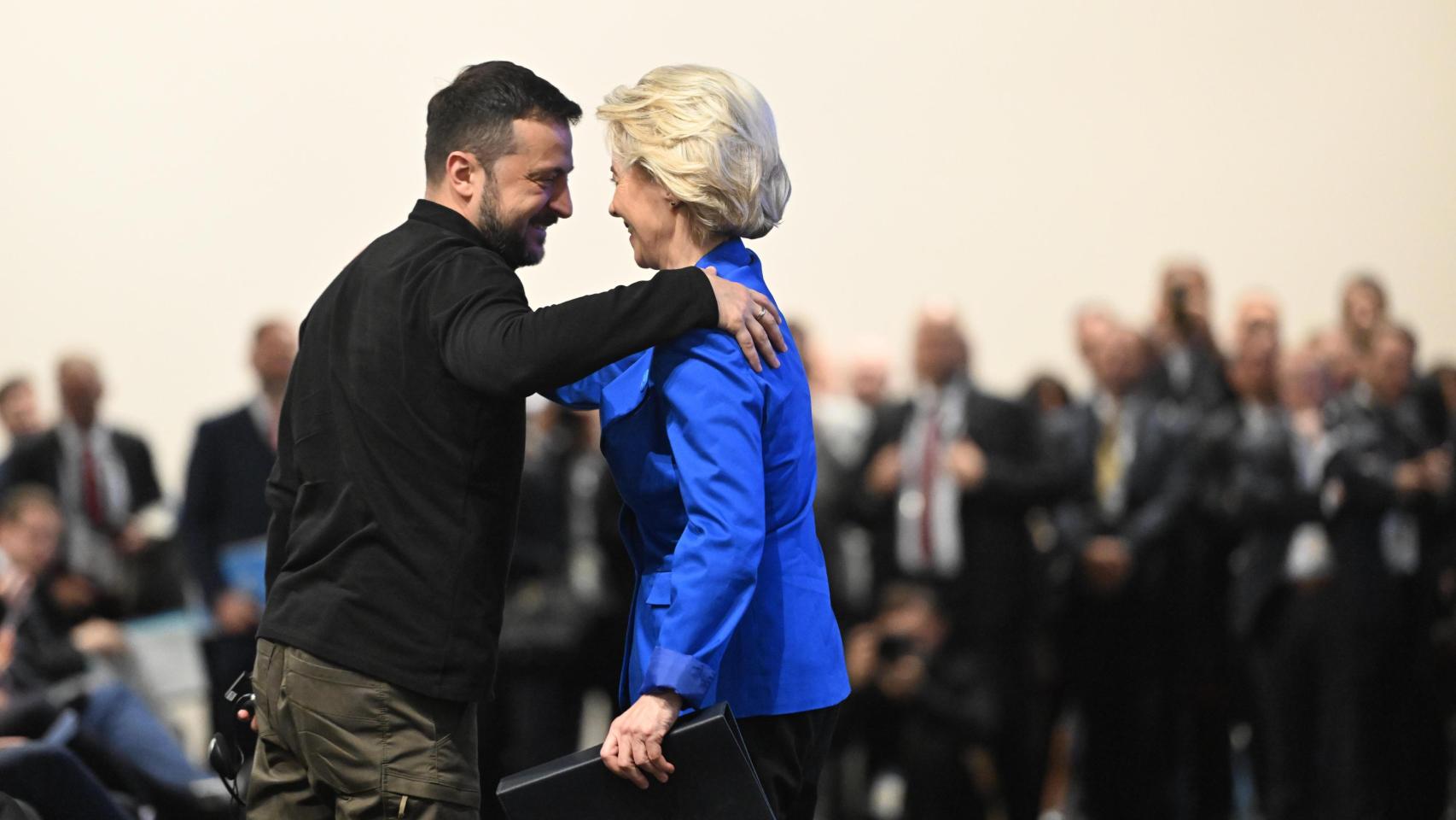 Ursula von der Leyen saluda a Volodímir Zelenski durante la conferencia para la reconstrucción de Ucrania celebrada este martes en Berlín