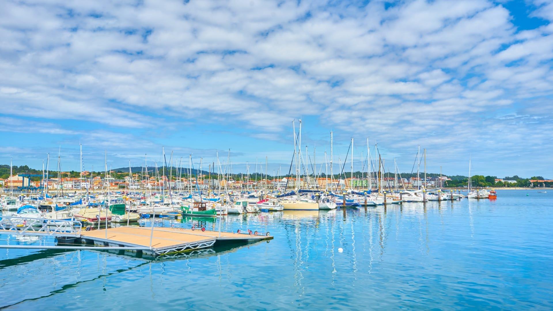 El puerto de Ares un día de verano