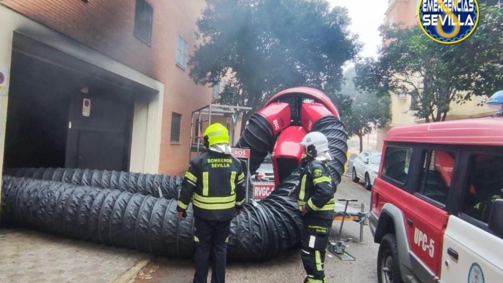 Bomberos trabajando en la zona del incendio.