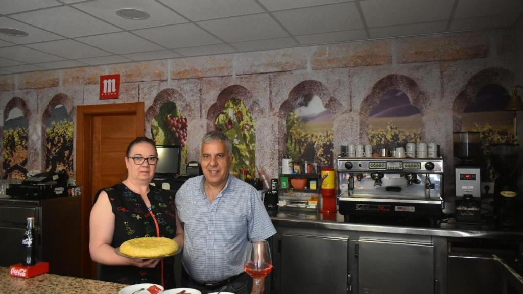 Berna y José Carlos en su bar