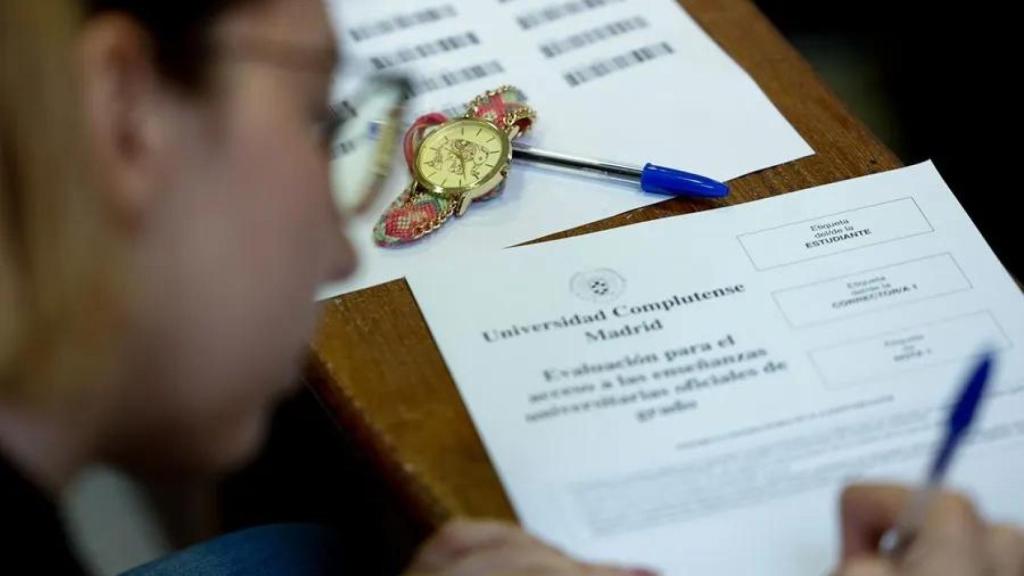 Imagen de archivo de una alumna en la EBAU.