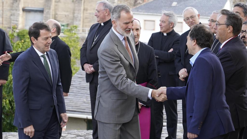 El rey Felipe VI y el presidente de la Junta, Alfonso Fernández Mañueco, inauguran la XXVII edición de Las Edades del Hombre, con sede compartida entre Villafranca del Bierzo y Santiago de Compostela. En la imagen saluda a las autoridades a la llegada a Villafranca del Bierzo