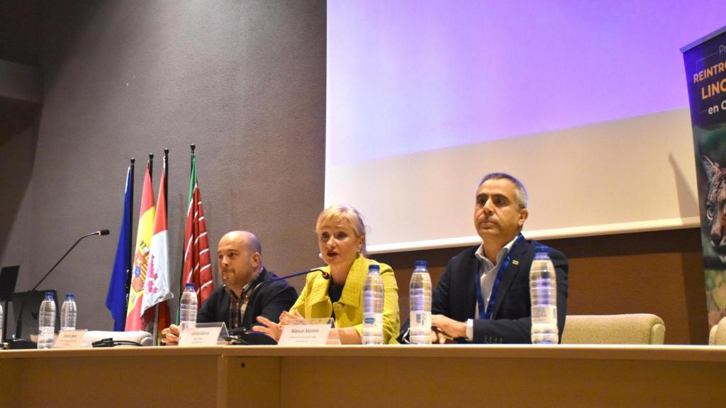 Leticia García junto a David Cubero y Manuel Morenos en las jornadas informativas sobre la reintegración del lince ibérico en Zamora